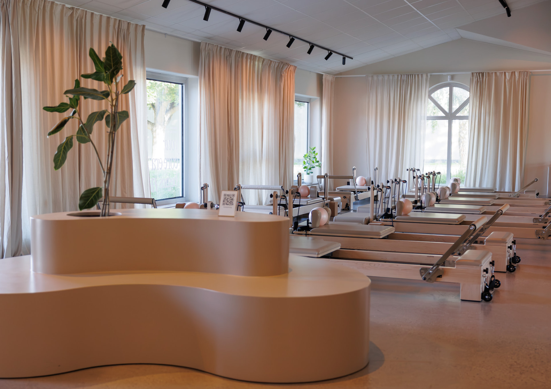 Receptionsdisk och Reformers i ljus studio på Core Pilates Studio i Visby